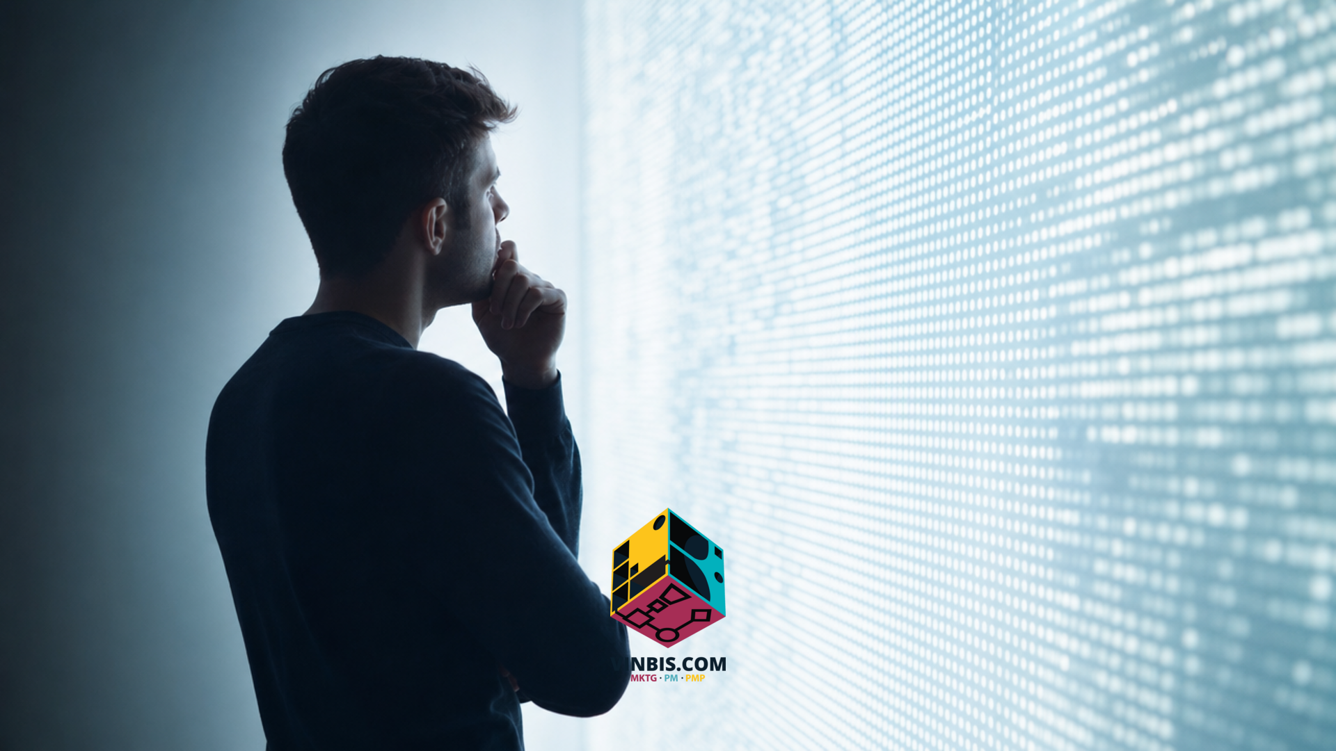 Una persona osserva un ambiente digitale astratto e luminoso, in un clima di interrogazione critica sulla tecnologia.